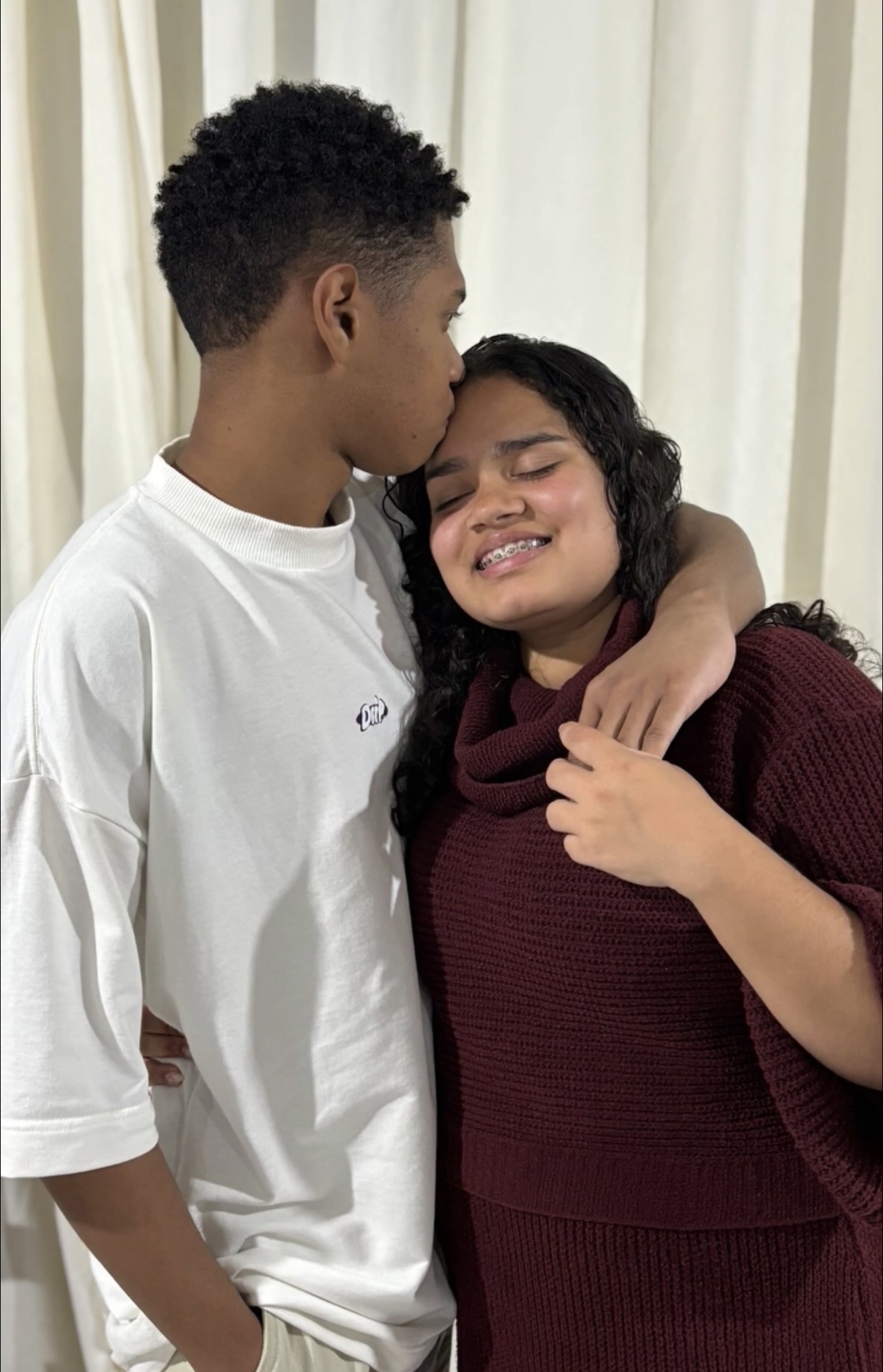 Samoel abraçando Ana Carla e beijando sua testa